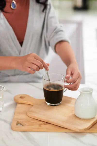 Close Van Jonge Vrouw Het Maken Van Koffie Ochtend Terwijl — Stockfoto