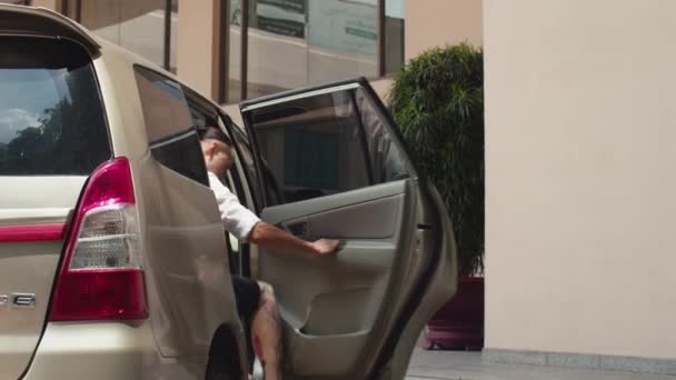 Średnie Ujęcie Mężczyzny Otwierającego Drzwi Pomagającego Żonie Córce Wysiąść Samochodu — Wideo stockowe
