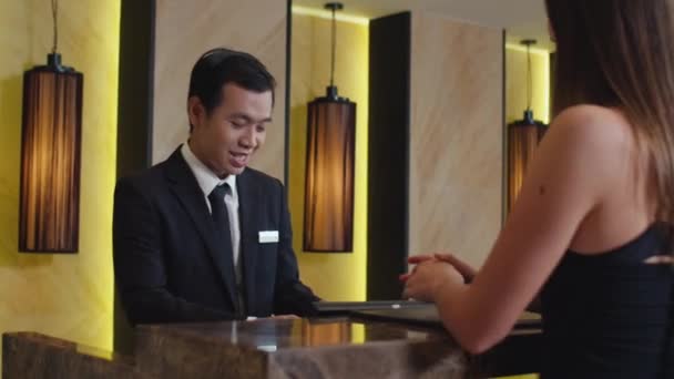 Kadın Turistin Giriş Yaparken Anahtar Kartı Alıp Otel Resepsiyonunda Müdürle — Stok video