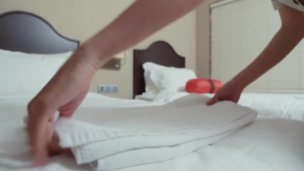 Azji Pokojówka Wprowadzenie Biały Świeża Pościel Łóżko Klientów Pokoju Hotelowym — Wideo stockowe