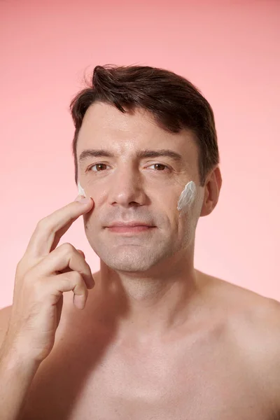 Portret Dojrzałego Mężczyzny Stosującego Rozjaśniającą Maskę Twarzy Nocnym Prysznicu — Zdjęcie stockowe