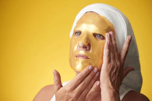 Vrouw Aanbrengen Laken Masker Ochtend Douche Bij Het Maken Van — Stockfoto