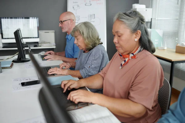 Skupina Seniorů Navštěvujících Počítačovou Třídu Naučí Používat Internet Posílat Maily — Stock fotografie