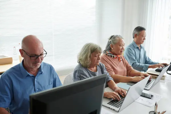 Skupina Seniorů Pracujících Počítači Třídě Pro Pokročilé Uživatele — Stock fotografie