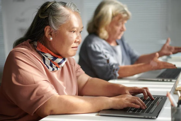 Starší Žena Pracující Notebooku Třídě Pro Seniory — Stock fotografie