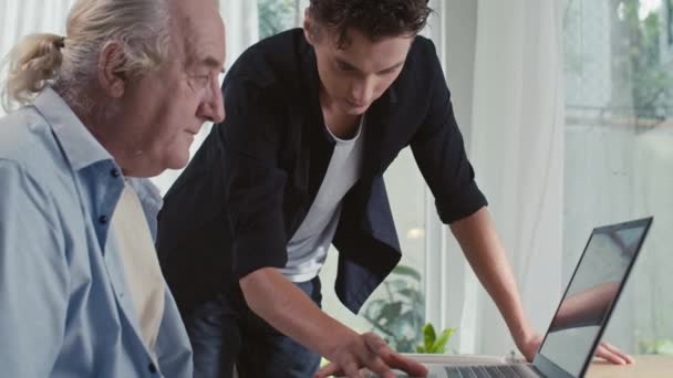 Incline Tiro Homem Ensinando Seu Avô Como Ampliar Sair Fotos — Vídeo de Stock