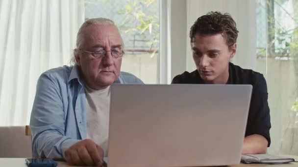 Yaşlı Bir Adamın Genç Büyükbabasından Ziyareti Sırasında Laptopta Uygulamayla Ilgili — Stok video