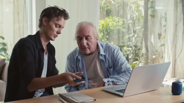 Mediana Toma Hombre Joven Mostrando Padre Cómo Utilizar Conexión Usb — Vídeo de stock