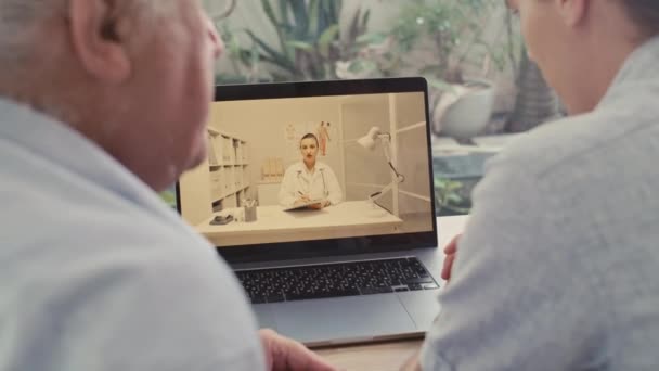 Torun Büyükbabanın Dijital Tablet Kullanarak Doktorla Görüntülü Konuşma Görüntüsü — Stok video