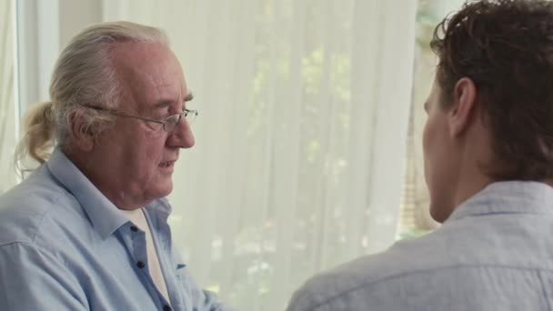 Emeklilik Planlayıcısı Hakkında Emeklinin Finans Müdürüyle Konuşurken Masanın Başında Otururken — Stok video