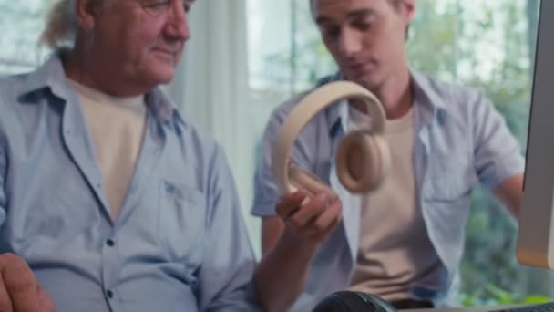 Tilt Πλάνο Του Συνταξιούχου Βάζοντας Ακουστικά Ενώ Κάθεται Δίπλα Στο — Αρχείο Βίντεο