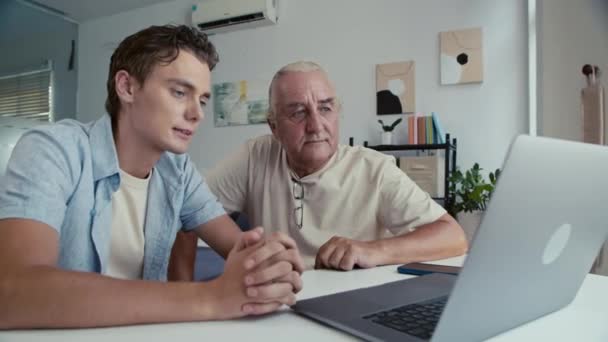 在笔记本电脑前 坐在小儿子旁边 拍了一张中档的老年人视频 打电话给治疗师 谈论他的症状 — 图库视频影像