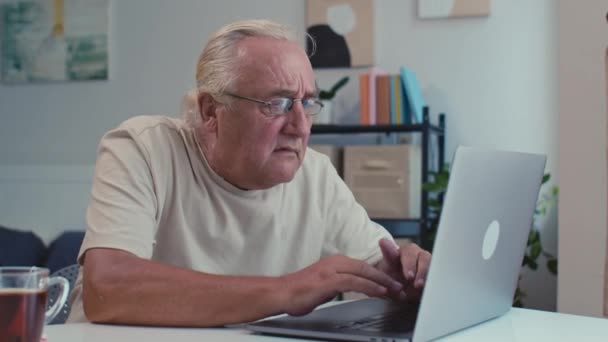 Średni Ujęcie Dojrzałego Białego Człowieka Próbuje Wysłać Mail Swoim Laptopie — Wideo stockowe