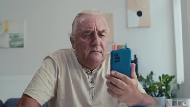 Średnie Ujęcie Smutnego Starszego Mężczyzny Mającego Problemy Podczas Korzystania Nowoczesnego — Wideo stockowe