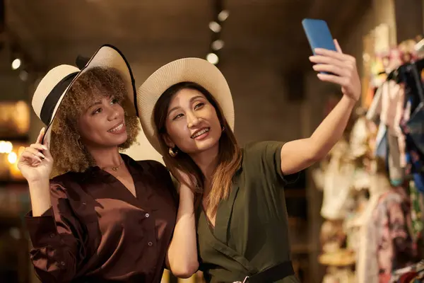Ευτυχισμένοι Φίλοι Φορώντας Καπέλα Ποζάρουν Στην Κάμερα Του Κινητού Τηλεφώνου — Φωτογραφία Αρχείου