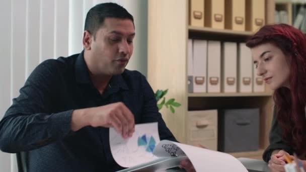 Ofisteki Toplantı Sırasında Girişimcilerin Grafikleri Hakkında Konuştuğu Orta Ölçekli Bir — Stok video