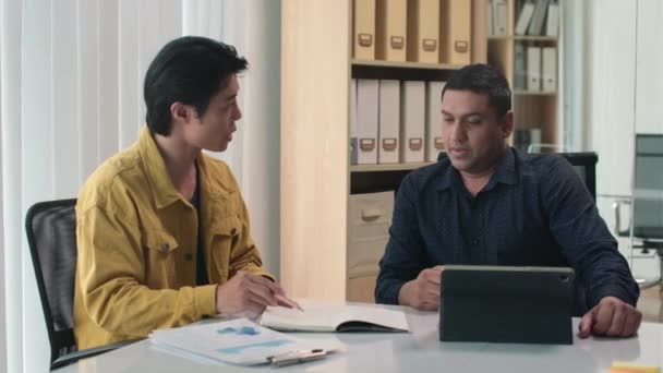 Erkek Satış Müdürünün Ofisteki Müdürle Konuşurken Kağıt Üzerinde Çizelgesini Kullanırken — Stok video