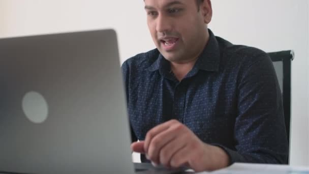 Erkek Girişimcinin Bilgisayarında Müşterisiyle Görüntülü Konuşma Yaparken Görüntüyü Kaldır — Stok video