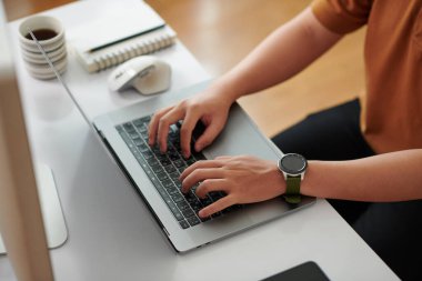 Evde dizüstü bilgisayarda çalışan devopların elleri
