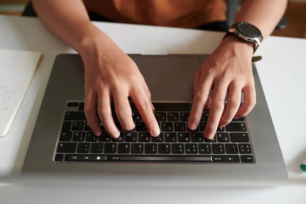 Mãos Estudante Codificação Responder Mails Laptop Vista Cima — Fotografia de Stock
