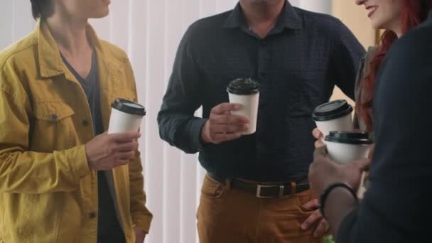 Gehakt Schot Van Collega Drinken Van Koffie Tijdens Het Ontbijt — Stockvideo