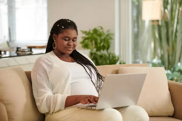 在家用笔记本电脑工作的黑人孕妇 — 图库照片