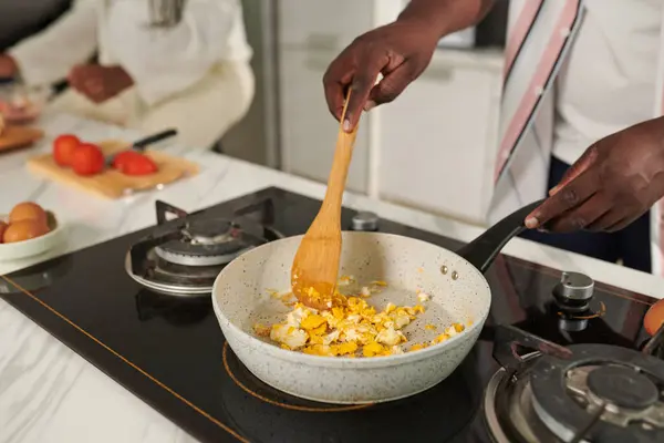 Zbliżenie Obraz Człowieka Gotowanie Jajecznicy Jaj Śniadanie Rodzinne — Zdjęcie stockowe