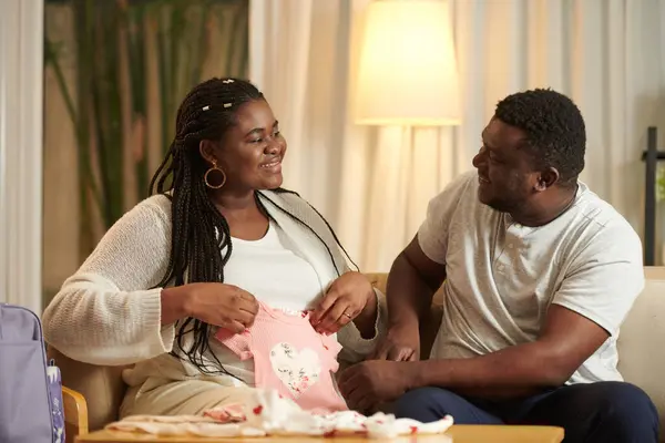 Neşeli Karı Koca Gelecekteki Ebeveynliği Tartışıyor — Stok fotoğraf