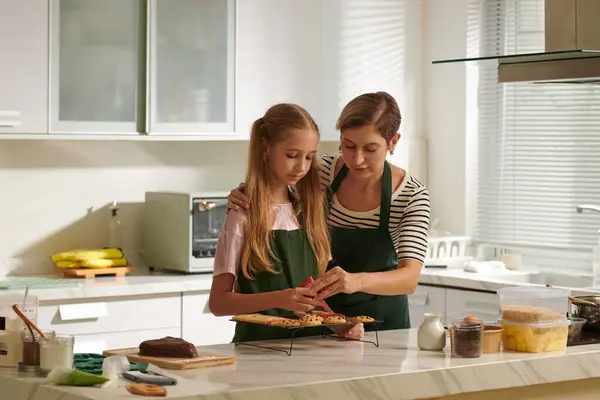 Mãe Ensinando Filha Adolescente Como Usar Saco Pastelaria Decorar Biscoitos — Fotografia de Stock