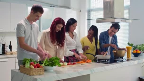 Média Tiro Longo Amigos Multi Étnicos Cozinhar Almoço Casa Todos — Vídeo de Stock