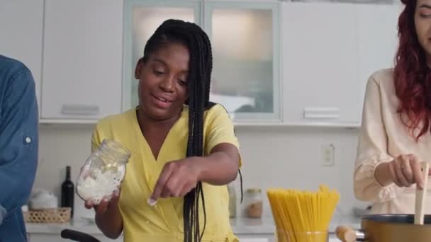 Medelhög Bild Ung Positiv Afroamerikansk Kvinna Tillsätta Salt För Att — Stockvideo
