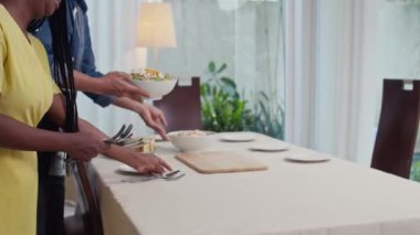 Çok kültürlü arkadaşlarımız yemek ve şarap eşliğinde sofraya oturacak.