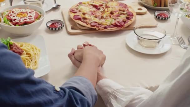 Vista Posteriore Delle Mani Dei Coniugi Che Cenano Seduti Tavola — Video Stock