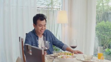 Festival masasında arkadaşlarının partiye gelmesini ve onları selamlamasını bekleyen orta boy bir adam.