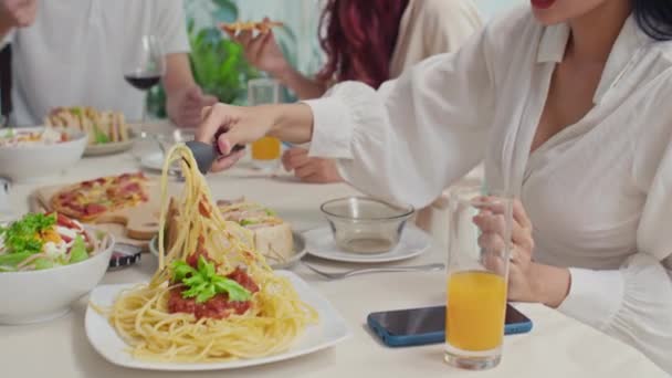 Fokus Auf Asiatin Die Pasta Ihren Teller Legt Während Sie — Stockvideo