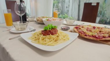 Makarnayı, pizzayı, sandviçi ve salatayı evdeki festival masasında kapatıyoruz.