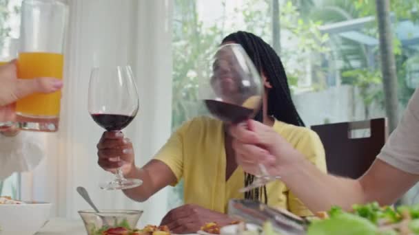 Médio Close Amigos Batendo Óculos Durante Celebração Aniversário Casa — Vídeo de Stock