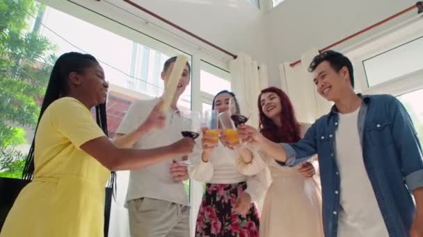 Tiefer Blickwinkel Auf Eine Gruppe Multiethnischer Freunde Die Geburtstagsparty Feiern — Stockvideo