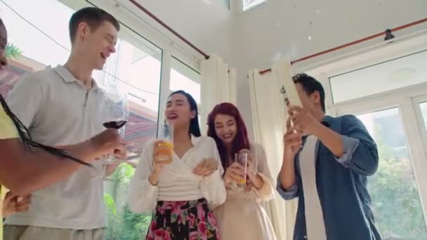 Visão Baixo Ângulo Amigos Felizes Divertindo Com Bebidas Confetes Celebrar — Vídeo de Stock