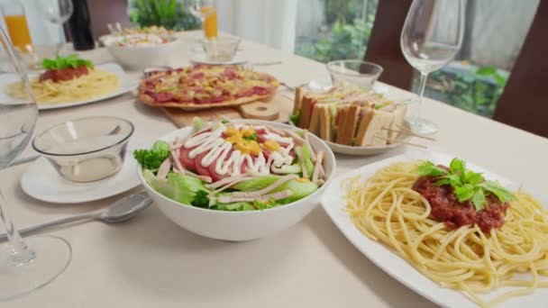 Zbliżenie Świątecznego Stołu Sałatką Kanapkami Pizzą Spaghetti Przygotowanymi Świętowania — Wideo stockowe
