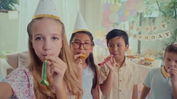 Doğum Günü Kutlamalarında Parti Boynuzlarıyla Eğlenirken Çok Kültürlü Erkek Kızların — Stok video