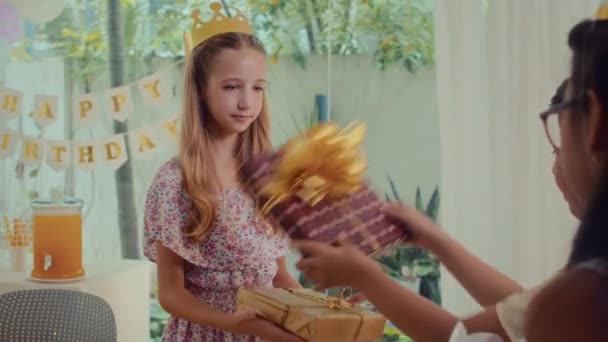 Gyerekek Válla Fölött Akik Születésnapi Ajándékokat Adnak Barátjuknak Otthoni Partin — Stock videók