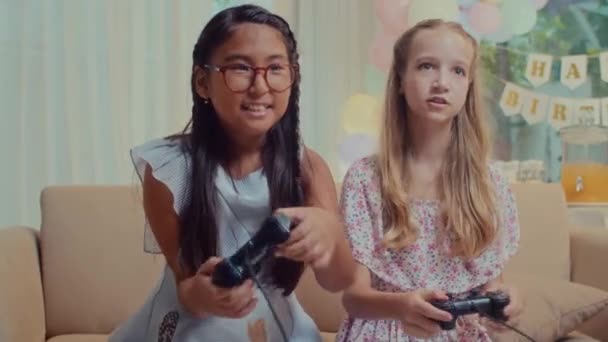 Medium Shot Van Gelukkige Meisjes Met Joysticks Spelen Videospelletjes Thuis — Stockvideo