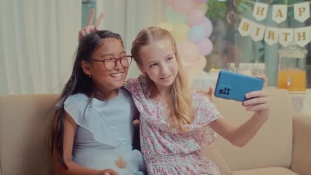 Середній Довгий Знімок Різних Дівчат Підлітків Які Беруть Селфі Смартфон — стокове відео