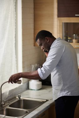 Ciddi kiracı ev sahibini arıyor ve mutfak musluğunu sızdırdığını söylüyor.