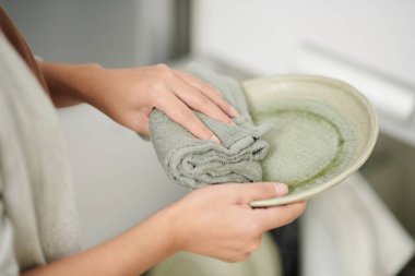 Yıkandıktan sonra tabakları temizleyen kadının yakın plan görüntüsü