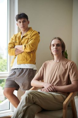 Ciddi gençler üniversite yurdunda bir gün geçiriyorlar.