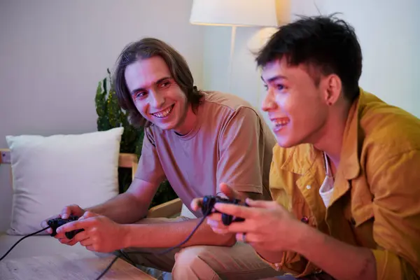 Evde Video Oyunu Oynayan Mutlu Genç Adamlar — Stok fotoğraf