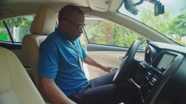 非洲裔美国人驾驶教官坐在驾驶座上 在上课前系好安全带的侧视图 — 图库视频影像