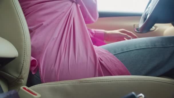 Gehakt Schot Van Vrouwelijke Bestuurder Roze Shirt Bevestiging Veiligheidsgordel Tijdens — Stockvideo